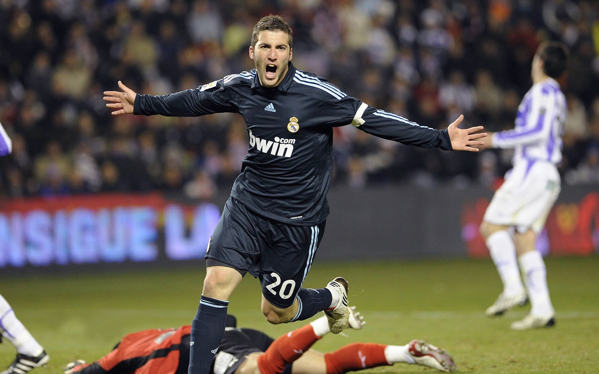 _运动员街头即兴表演：青春力量焕发_，运动员街拍